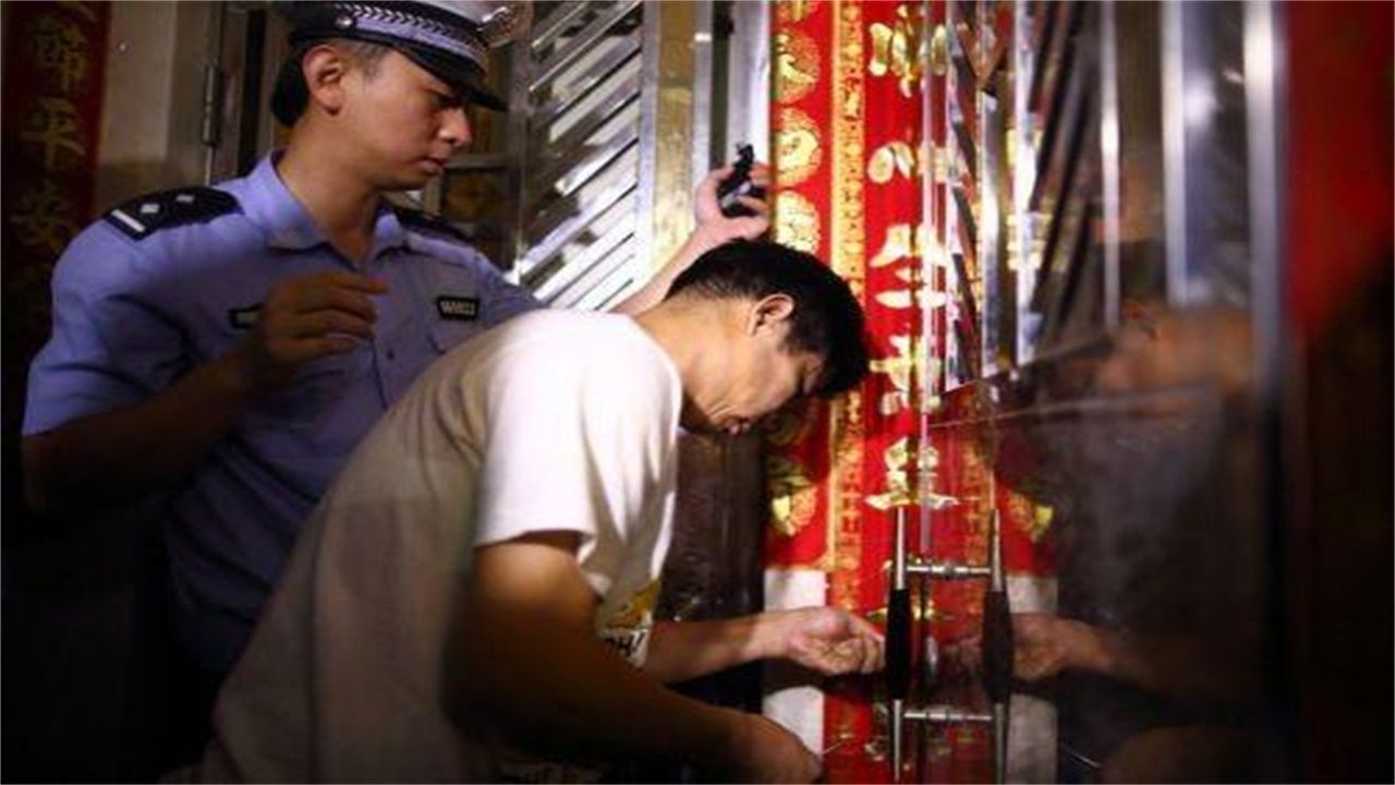 喀什地区请开锁师傅开了锁后，师傅